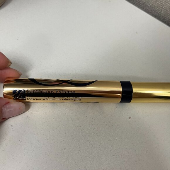 Sumptuous Extreme Lash Multiplying Volume Mascara - Picture 3 of 4